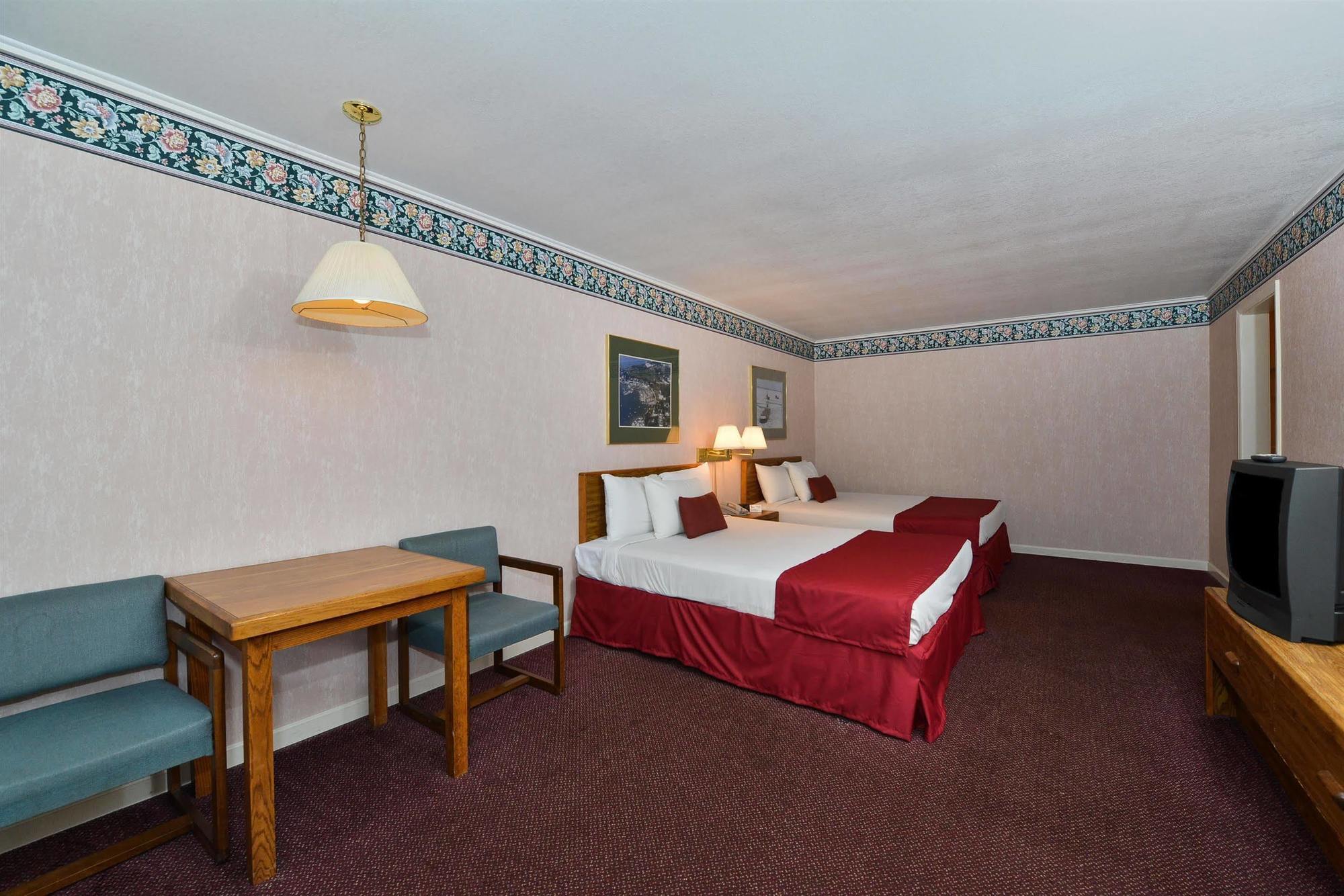 Queen Room with Two Queen Beds - Pet Friendly